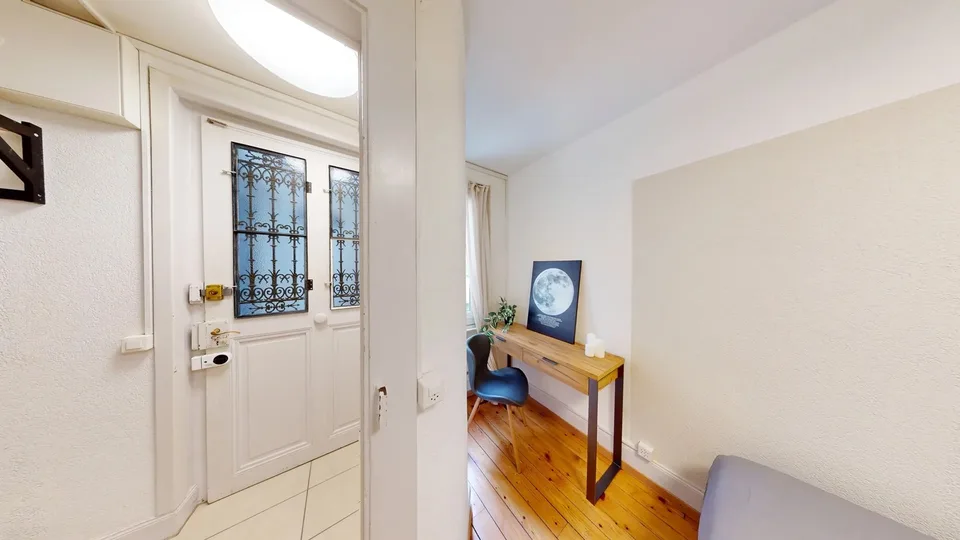 Furnished room in modernised apartment in a top location