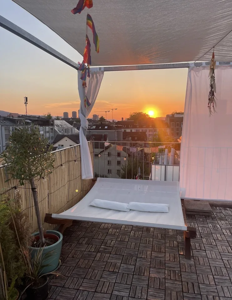 Helle 1-Zimmer-Wohnung mit einzigartiger 25 m² Privat-Dachterrasse im Herzen von Zürich Kreis 4