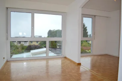 Exklusive 5.5-Zimmer-Terrassenhaus mit Panorama-Aussicht & Wellness