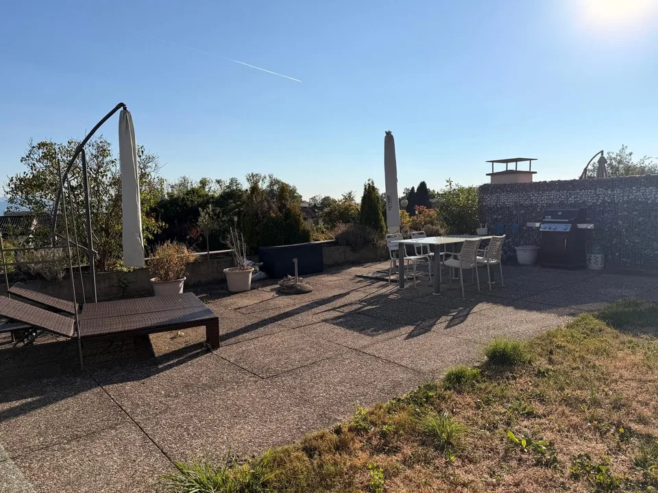 Exklusive 5.5-Zimmer-Terrassenhaus mit Panorama-Aussicht & Wellness