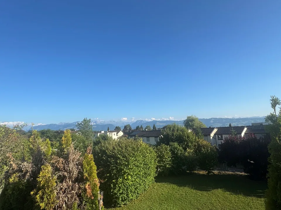 Exklusive 5.5-Zimmer-Terrassenhaus mit Panorama-Aussicht & Wellness