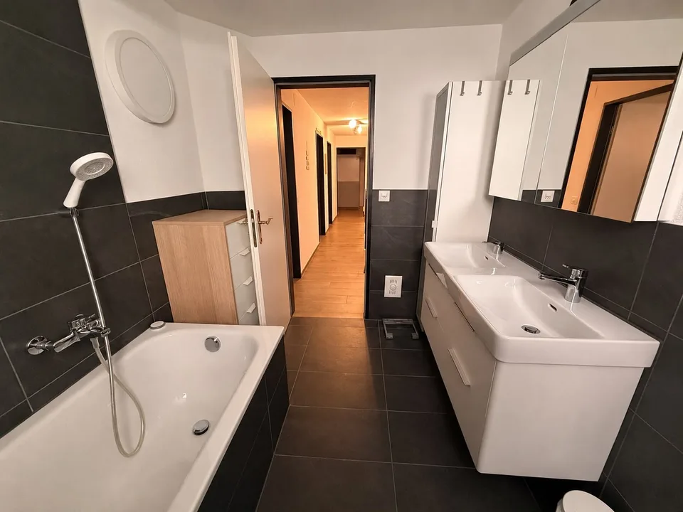 Exklusive 5.5-Zimmer-Terrassenhaus mit Panorama-Aussicht & Wellness