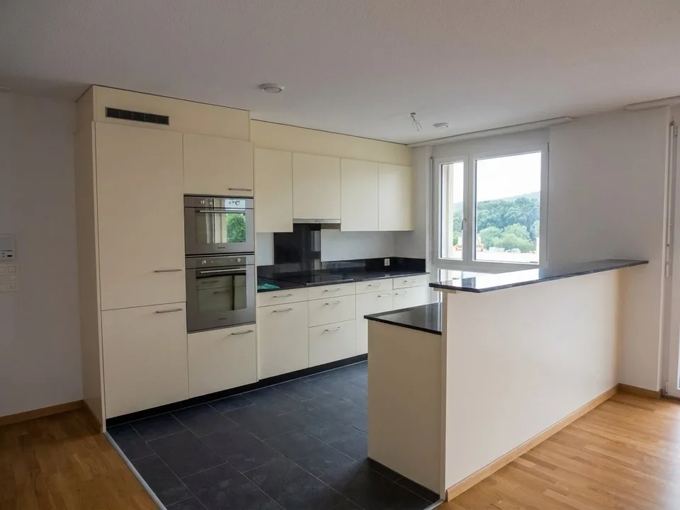 Appartement lumineux et spacieux de 4,5 pièces avec balcon et
