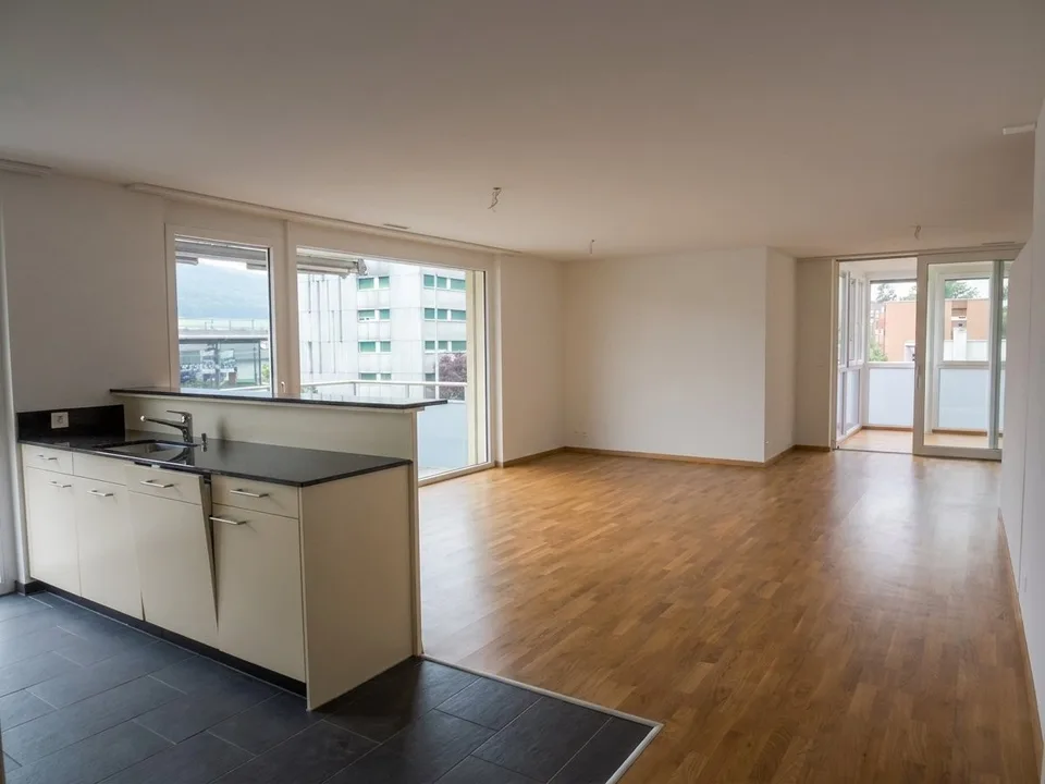 Helle und grosszügige 4.5-Zimmer-Wohnung mit Balkon und