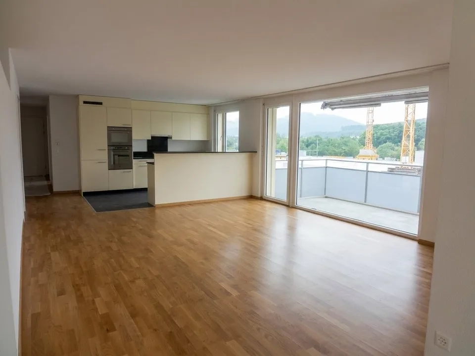 Appartement lumineux et spacieux de 4,5 pièces avec balcon et