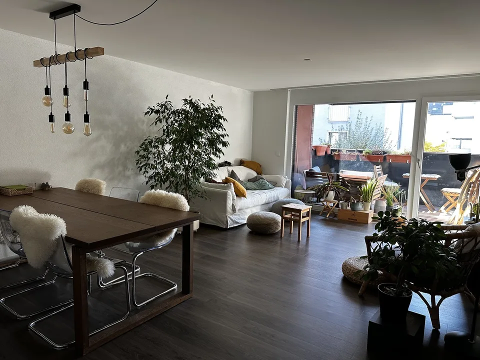 Grosszügige, moderne 3.5 Zimmerwohnung
