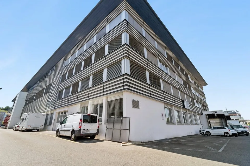 Grosszügige Gewerbefläche und Büros in Schlieren zu vermieten