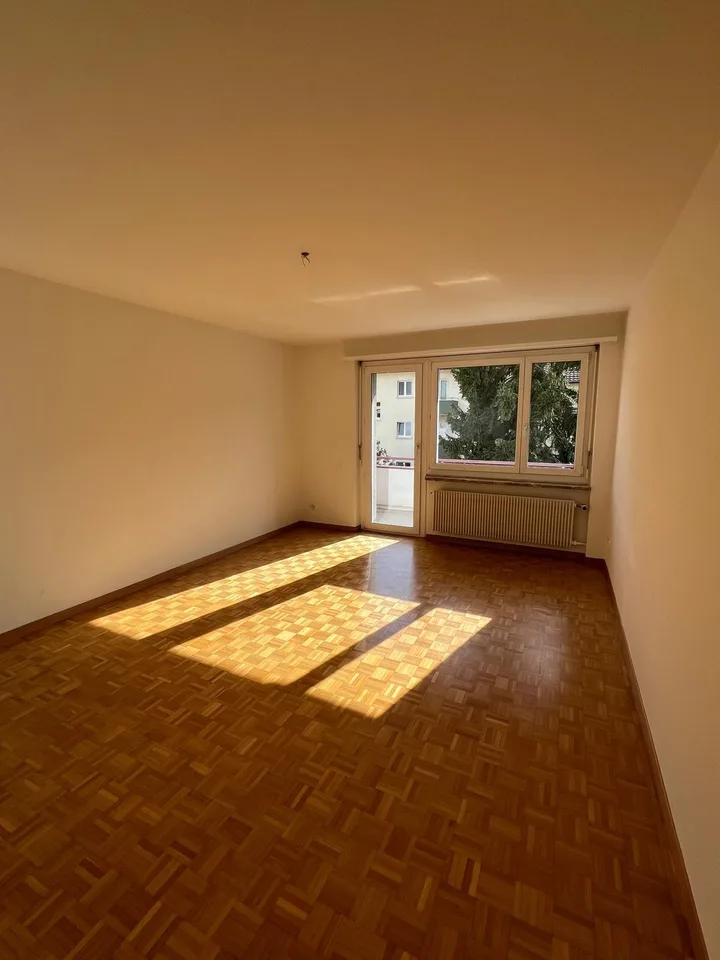 Bright 2.5-Room Apartment with Balcony in Zürich Triemli – Available September 2026