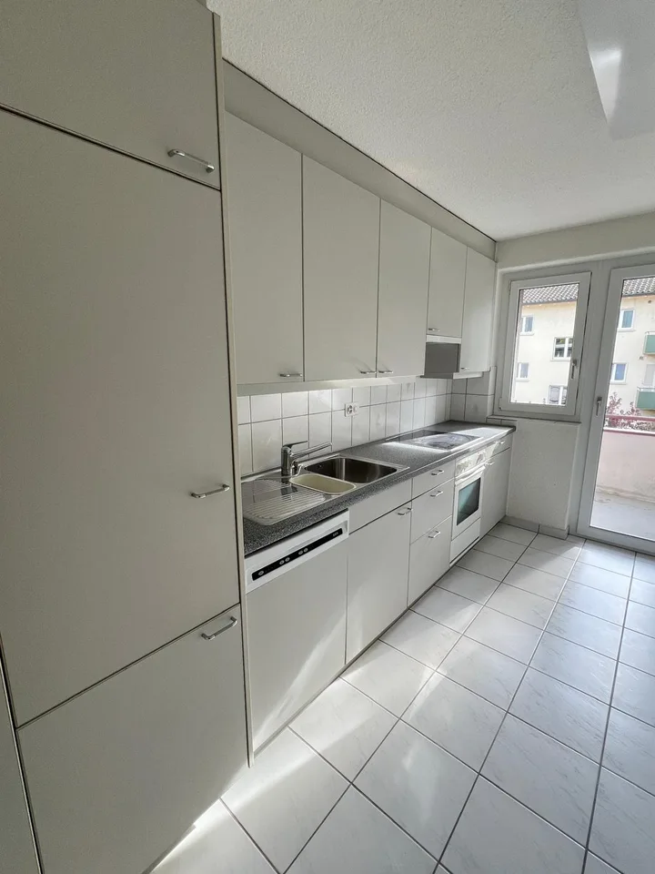 Bright 2.5-Room Apartment with Balcony in Zürich Triemli – Available September 2026