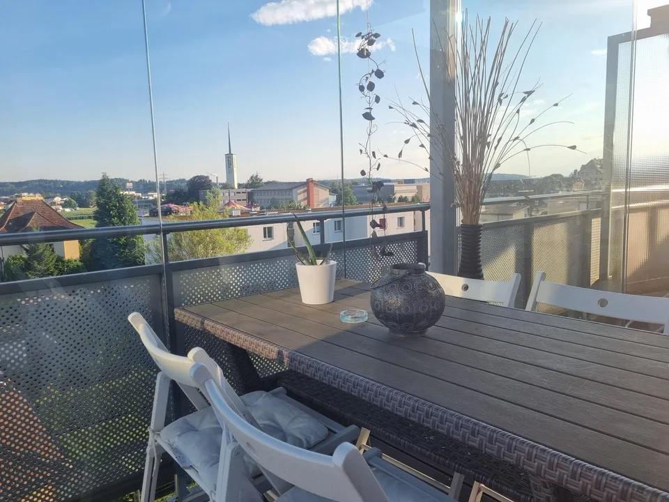 4.5-Zimmer-Wohnung mit schöner Aussicht und verglastem Balkon