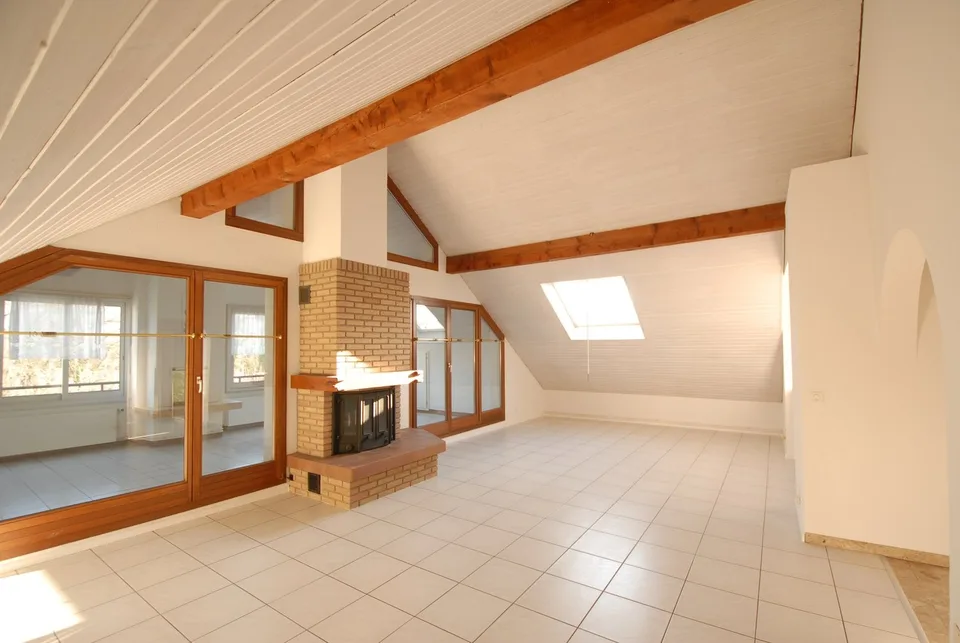 Grosszügige 4½-Zimmer-Dachwohnung mit Wintergarten & Cheminée in Reinach