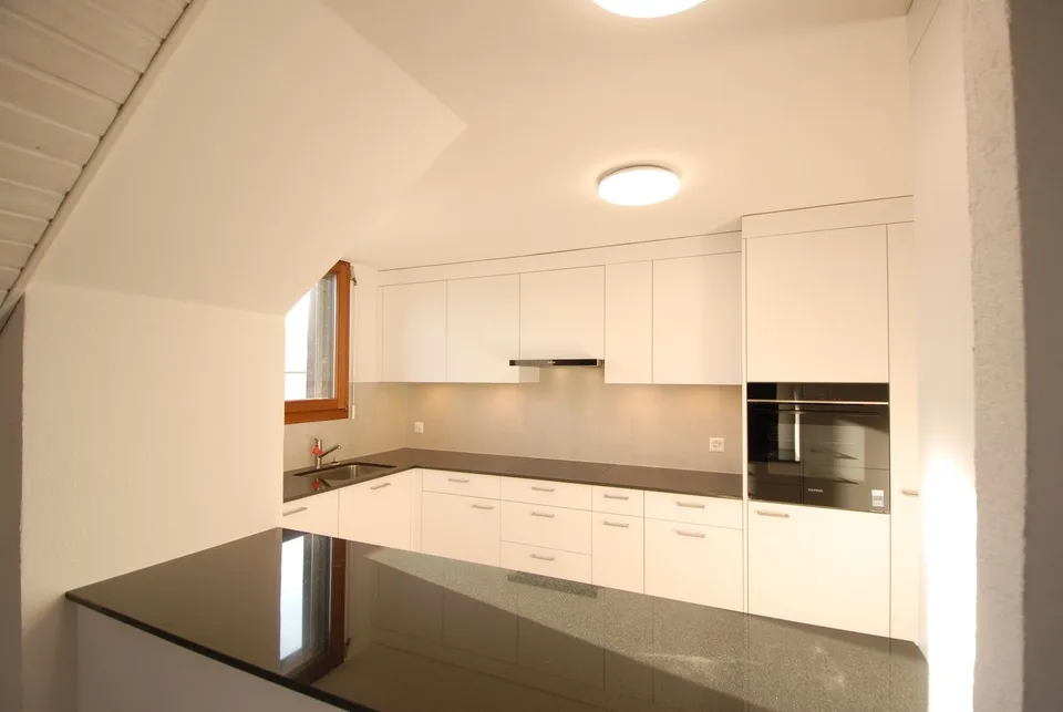 Grosszügige 4½-Zimmer-Dachwohnung mit Wintergarten & Cheminée in Reinach