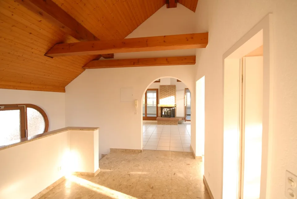 Grosszügige 4½-Zimmer-Dachwohnung mit Wintergarten & Cheminée in Reinach
