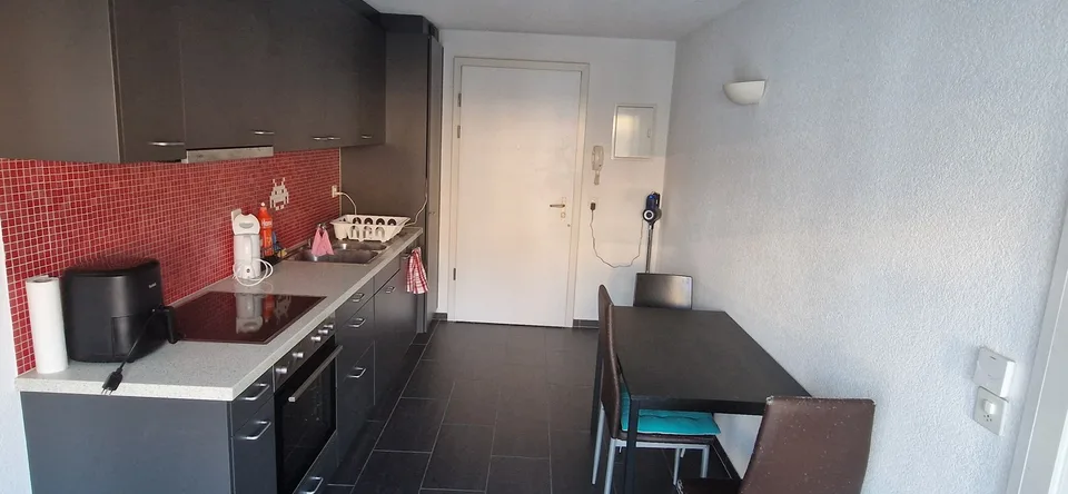 Helles WG-Zimmer in 2er-Studentinnen-WG – Nähe Uni Pérolles