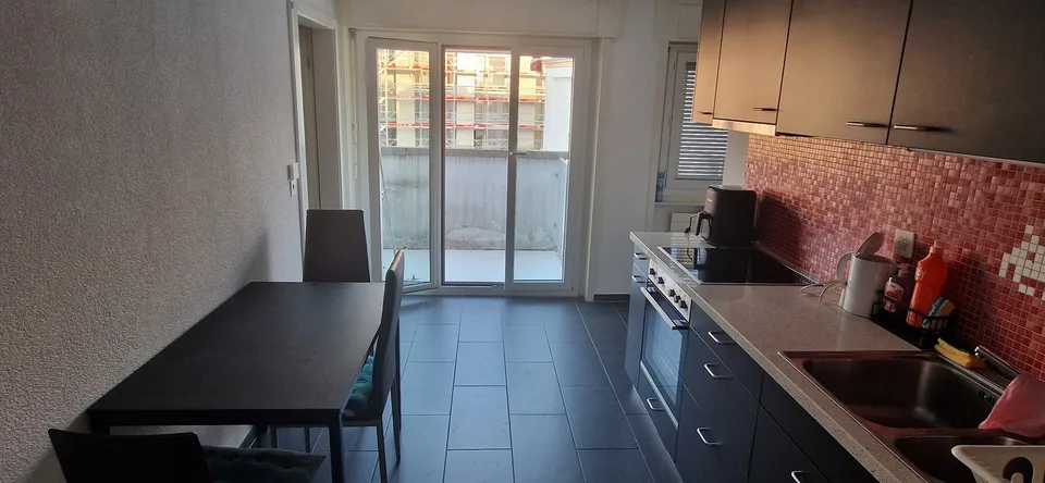 Helles WG-Zimmer in 2er-Studentinnen-WG – Nähe Uni Pérolles