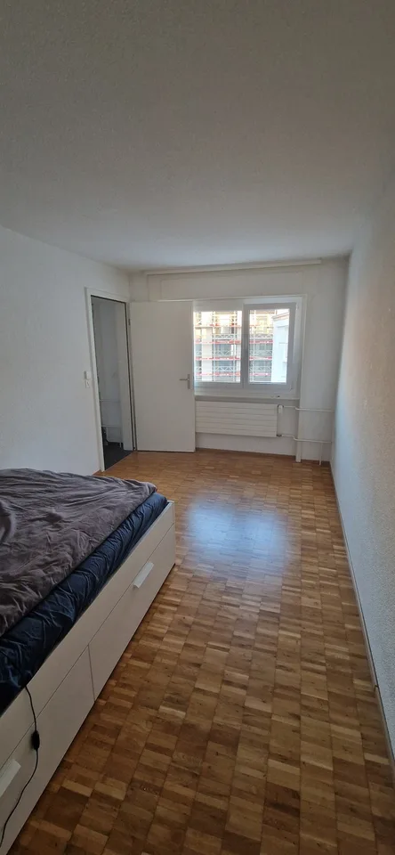 Helles WG-Zimmer in 2er-Studentinnen-WG – Nähe Uni Pérolles