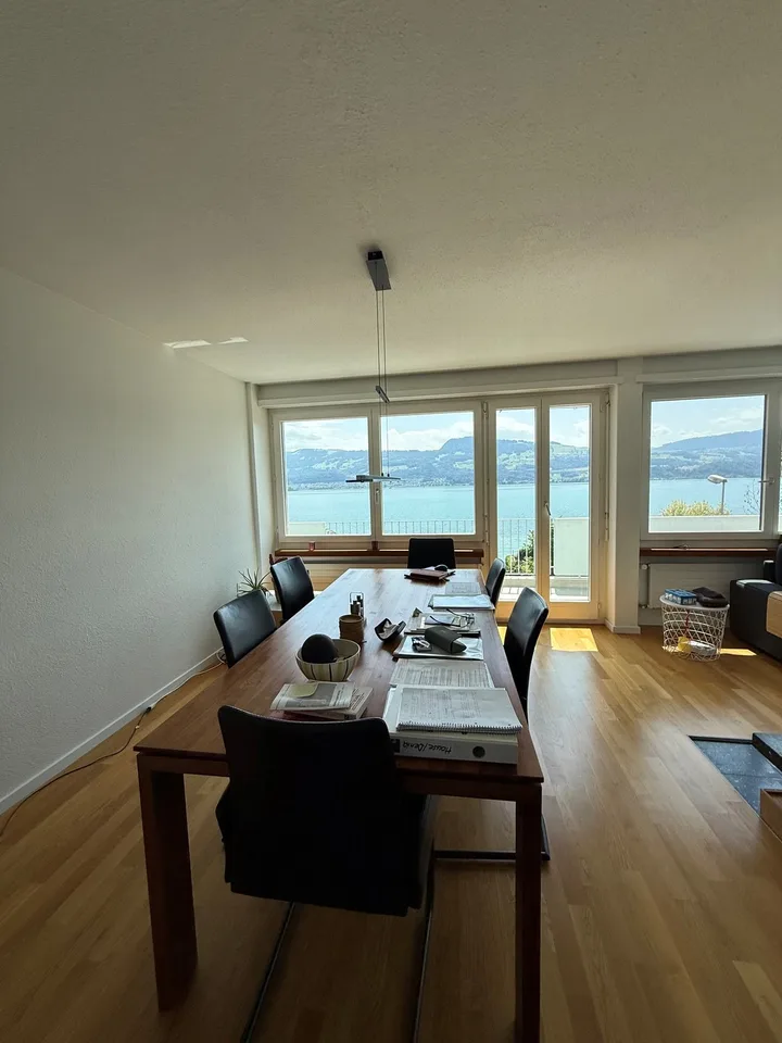 4-Zimmerwohnung mit grossem Balkon und schöner Seesicht