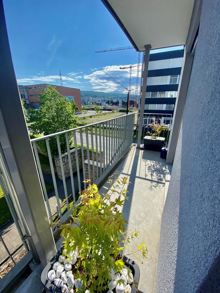 Schönes WG-Zimmer mit idealer Verkehrs-/ÖV Anbindung :)