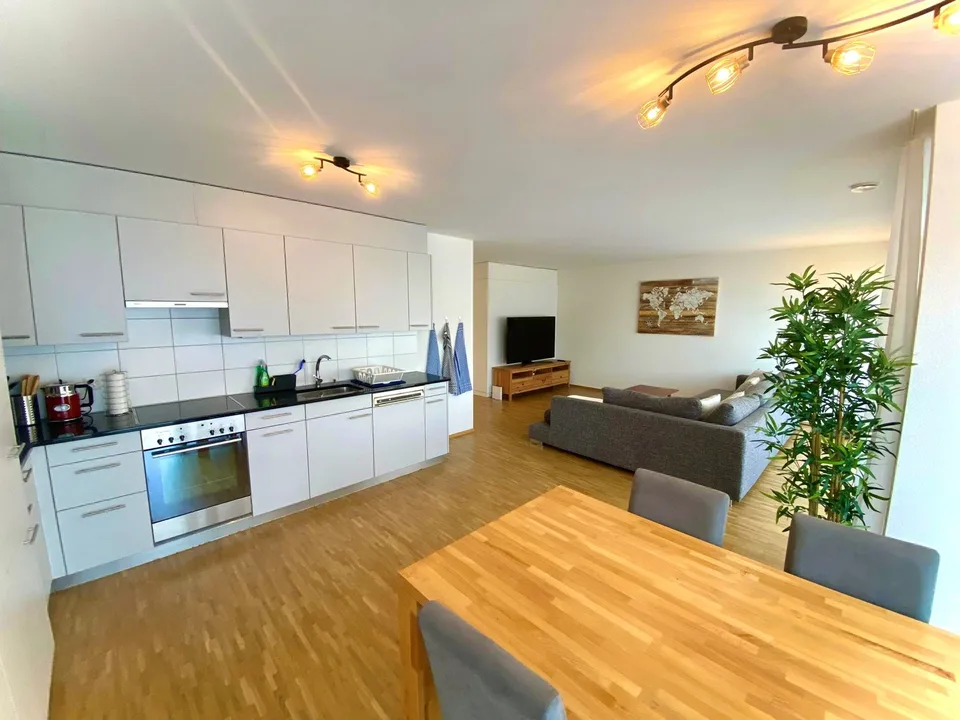 Schönes WG-Zimmer mit idealer Verkehrs-/ÖV Anbindung :)