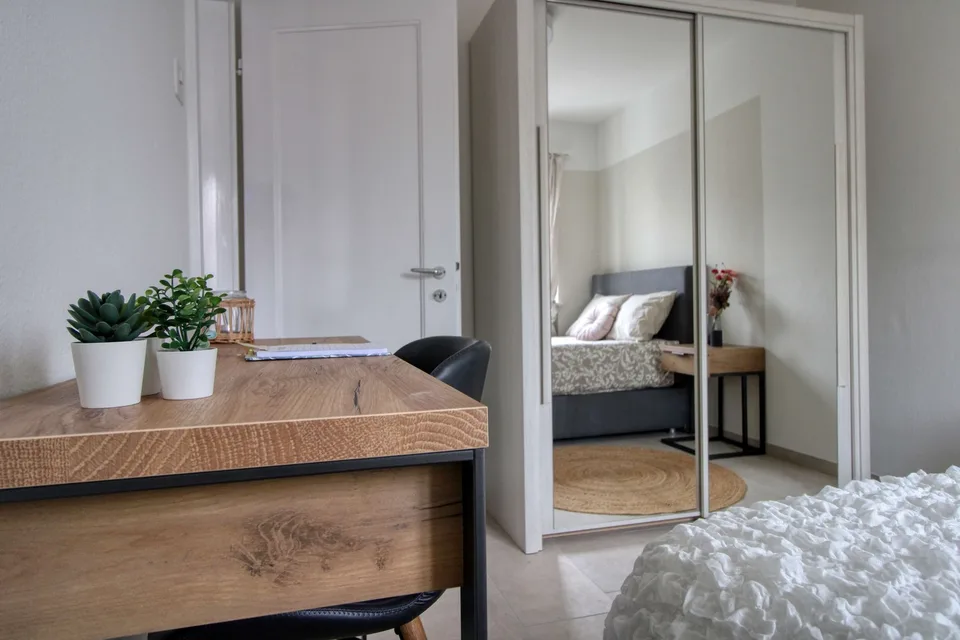 Furnished room in modernised apartment in a top location