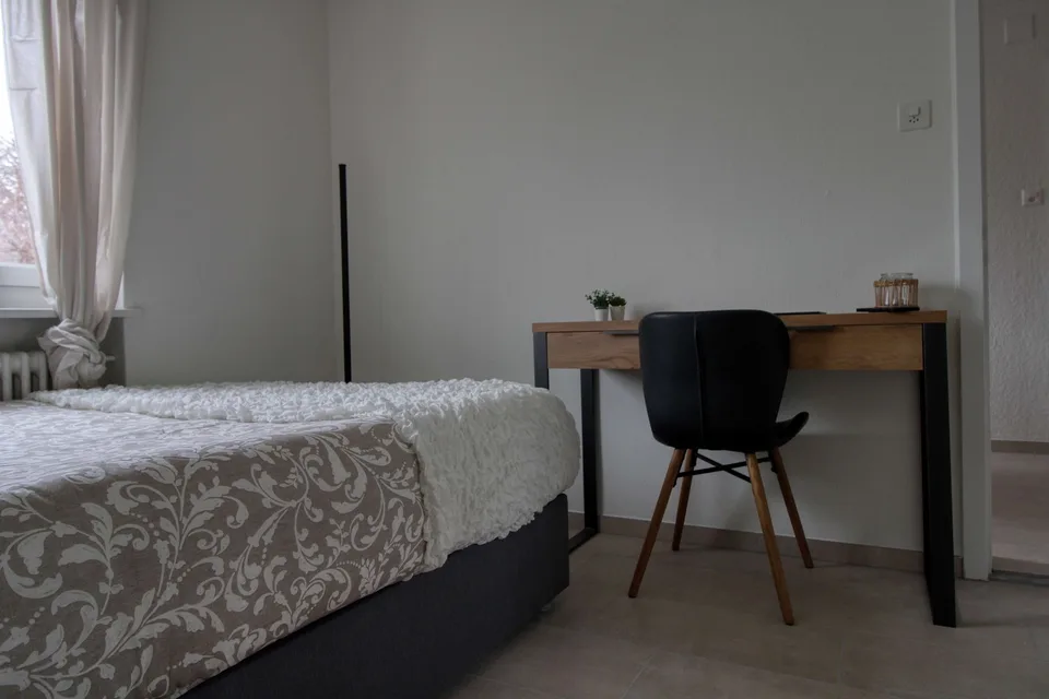 Furnished room in modernised apartment in a top location