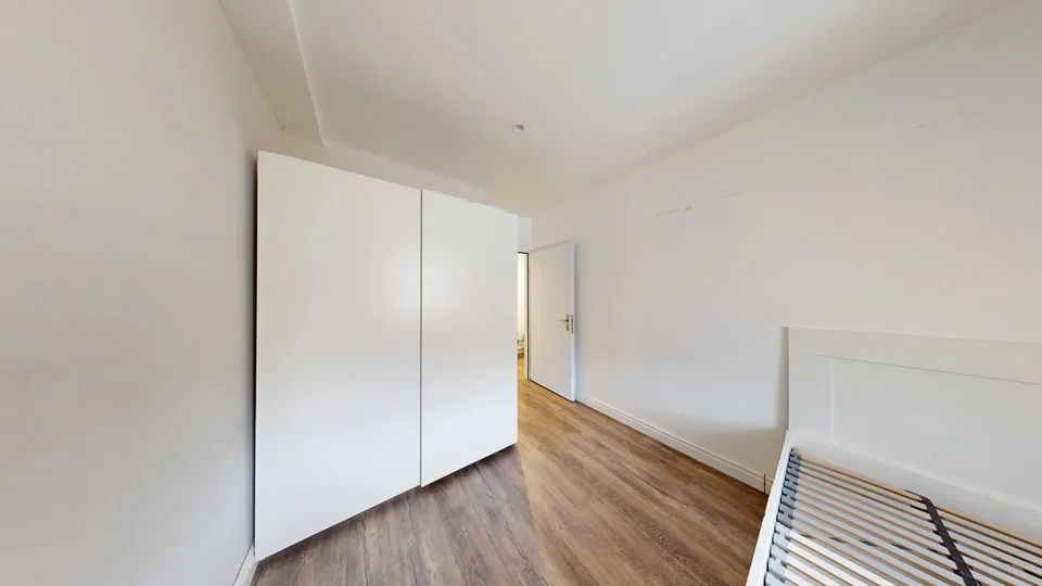 Furnished room in modernised apartment in a top location