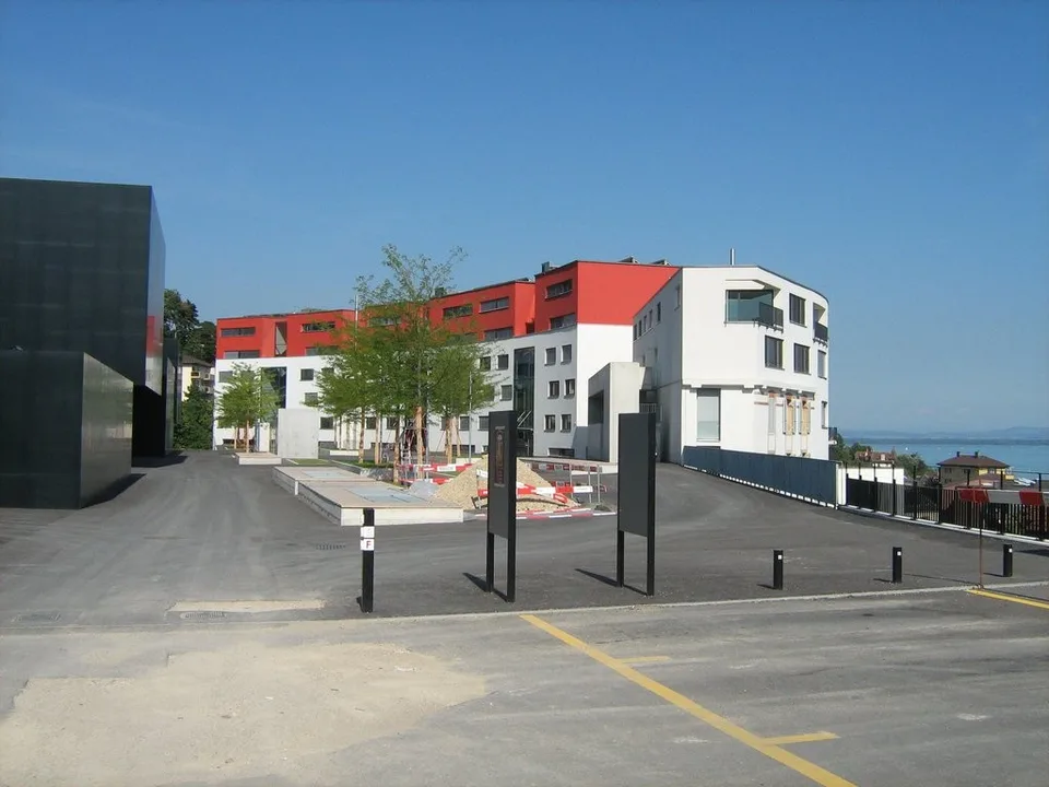 A 3 min. de la Gare CFF et de l'OFS, sous les écoles HEG-ARC