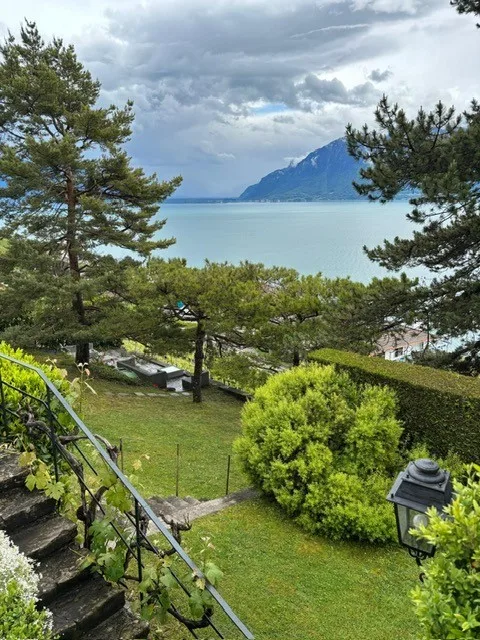 Vivre dans un tableau — la villa, le lac, les Alpes.