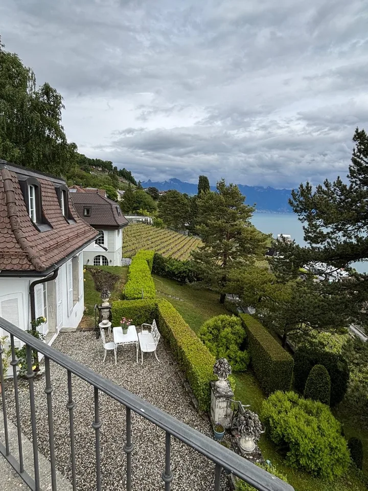 Vivre dans un tableau — la villa, le lac, les Alpes.