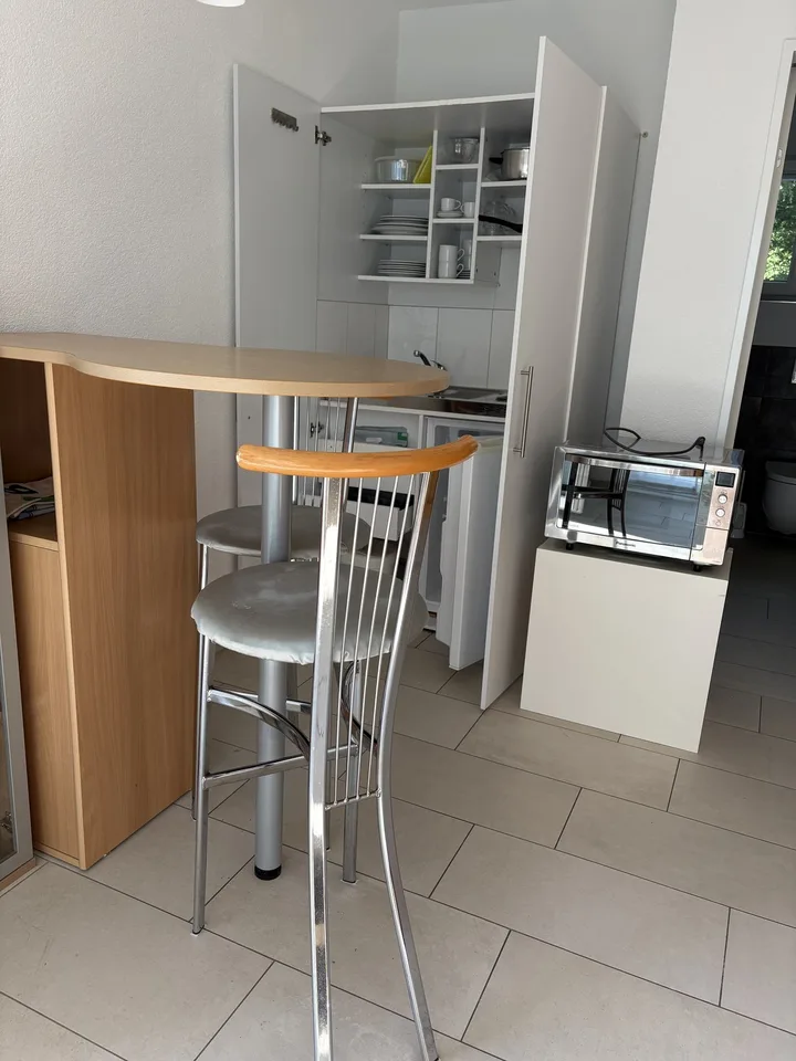 Studio möbilliert inkl. Internet und NB