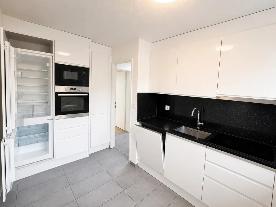 Modern 3 - Zimmer Wohnung mit Balkon und moderner Küche