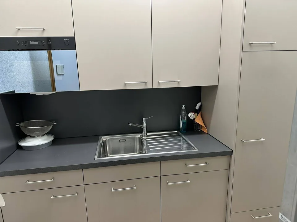 Komplett möbliertes Büro zu vermieten