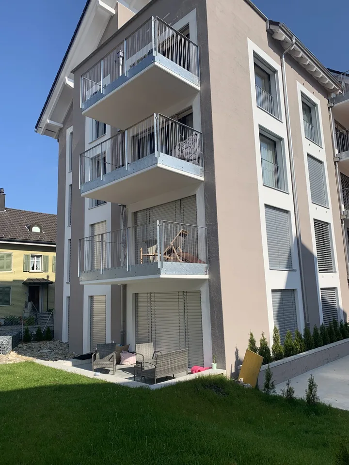 Moderne 2.5 Duplex-Wohnung mit Dachterrasse