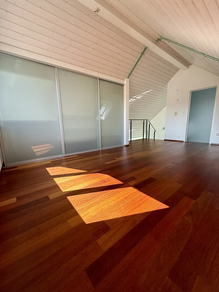 Exklusive 4.5-Zimmer-Maisonettewohnung im Eigentumsstandard mit grosser Dachterrasse, beheiztem Hobbyraum und Einzelgarage