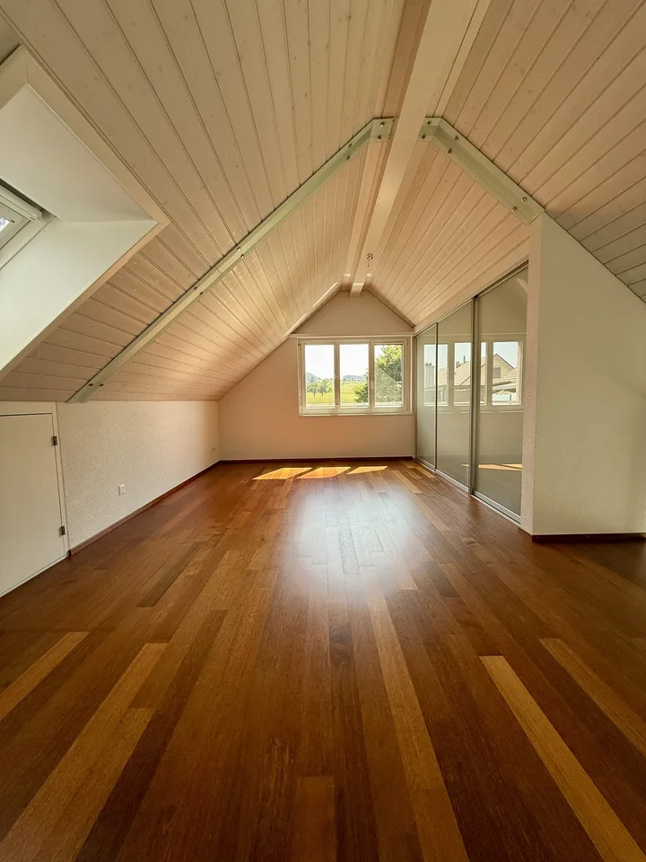 Exklusive 4.5-Zimmer-Maisonettewohnung im Eigentumsstandard mit grosser Dachterrasse, beheiztem Hobbyraum und Einzelgarage
