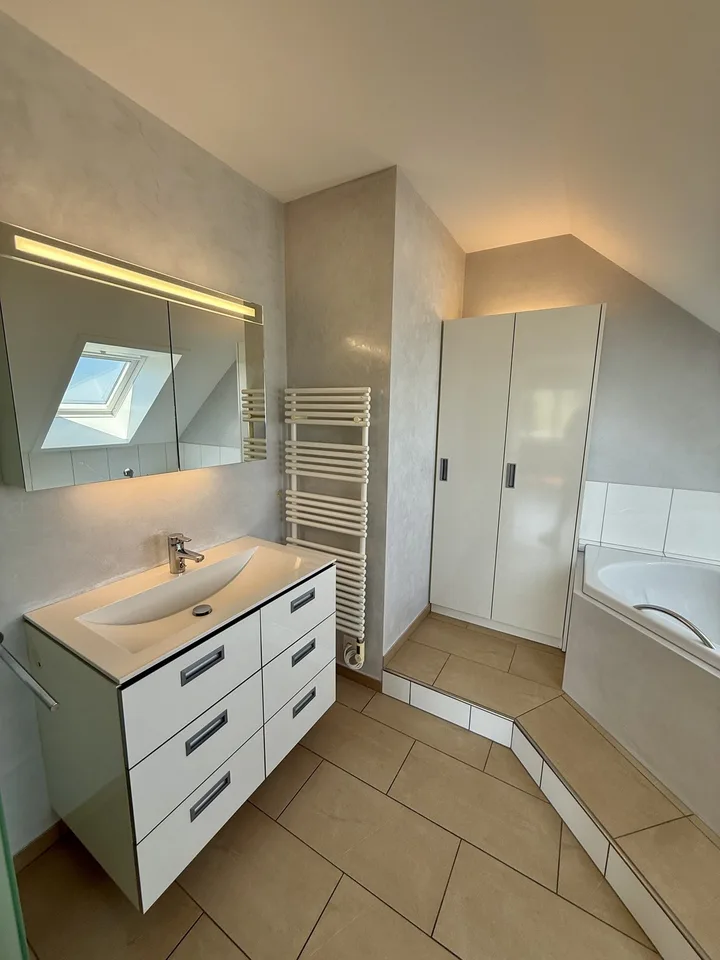 Exklusive 4.5-Zimmer-Maisonettewohnung im Eigentumsstandard mit grosser Dachterrasse, beheiztem Hobbyraum und Einzelgarage