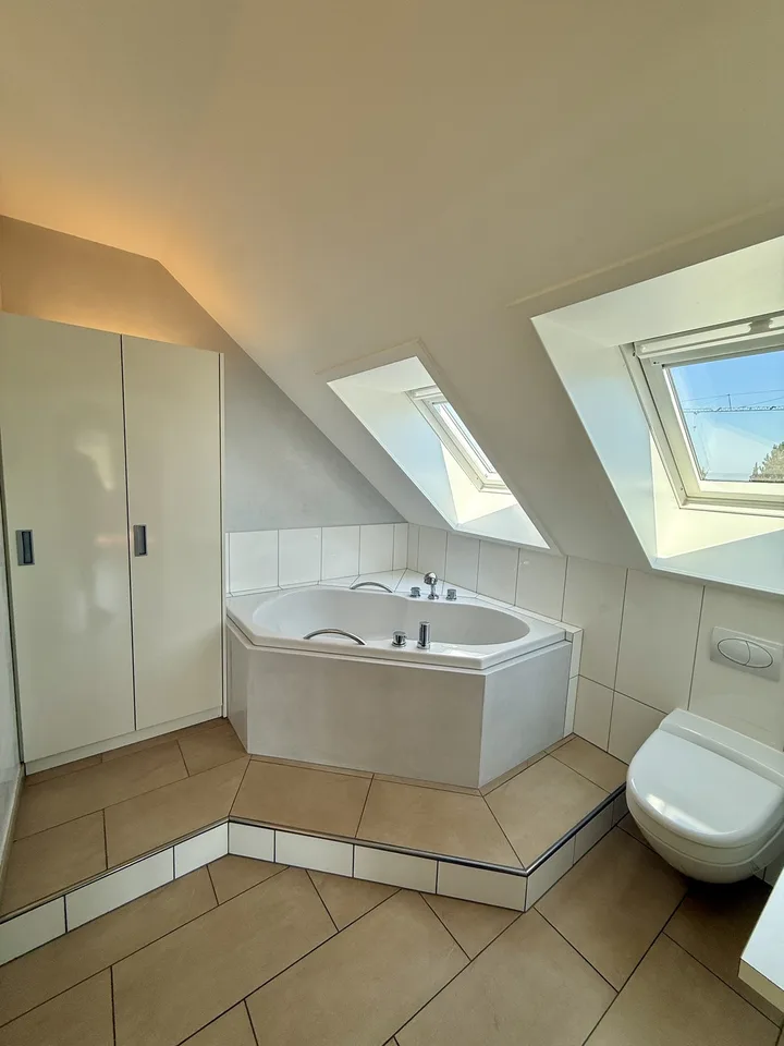 Exklusive 4.5-Zimmer-Maisonettewohnung im Eigentumsstandard mit grosser Dachterrasse, beheiztem Hobbyraum und Einzelgarage