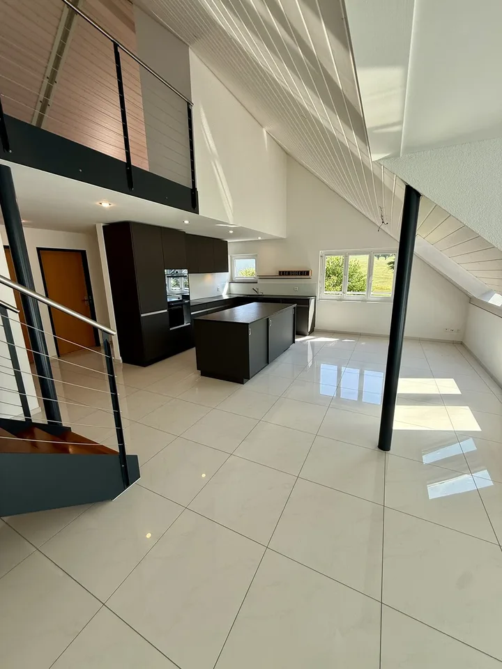 Exklusive 4.5-Zimmer-Maisonettewohnung im Eigentumsstandard mit grosser Dachterrasse, beheiztem Hobbyraum und Einzelgarage