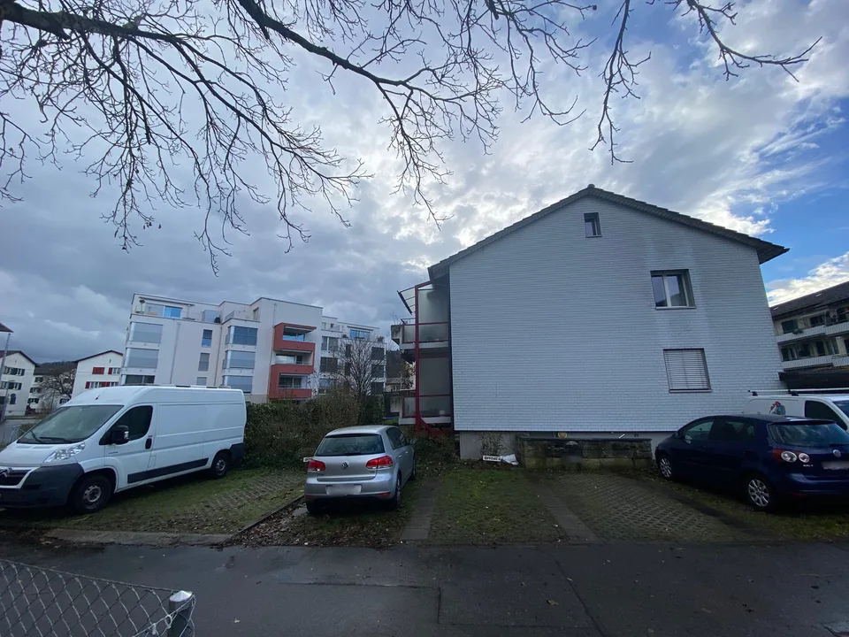 Aussenparkplatz 2. v. links