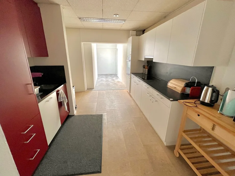 Sehr grosses Zimmer in moderner Wohnung :)