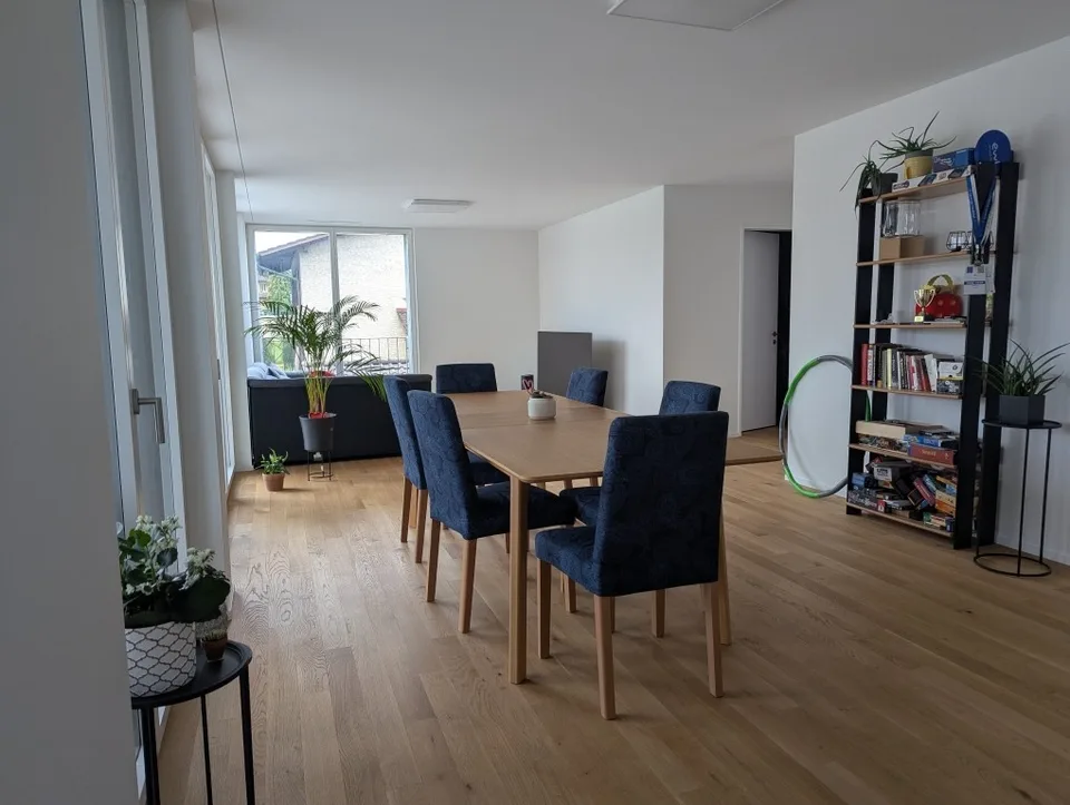 Ein top Zimmer in einer modernen Wohnung, 4 min vom Bhf Gersag