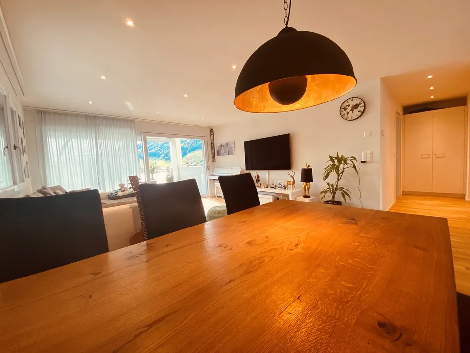 Helle 2.5-Zimmer-Wohnung mit gedecktem Sitzplatz