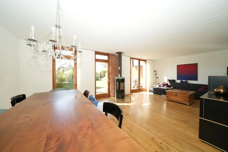 Stilvoll modernisiertes, einseitig angebautes Einfamilienhaus mit sonnigem Garten
