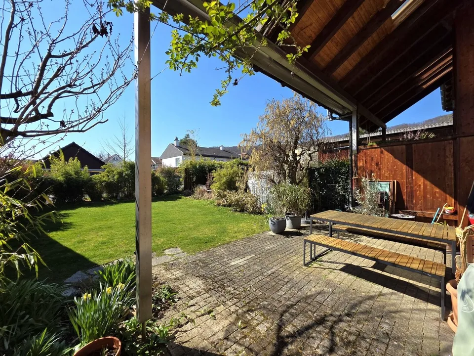 Stilvoll modernisiertes, einseitig angebautes Einfamilienhaus mit sonnigem Garten