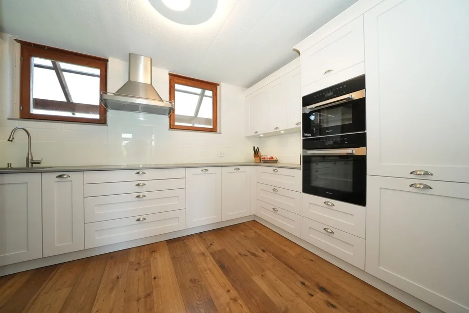 Stilvoll modernisiertes, einseitig angebautes Einfamilienhaus mit sonnigem Garten