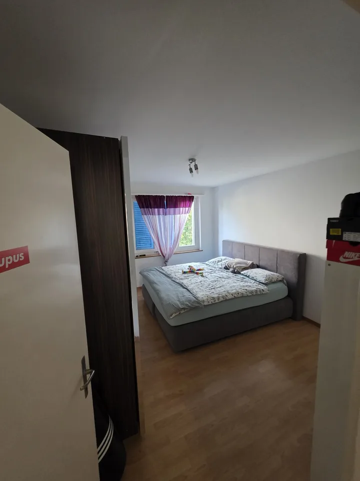 Familienfreundliche 5.5-Zimmer-Wohnung mit Balkon und Spielplatz