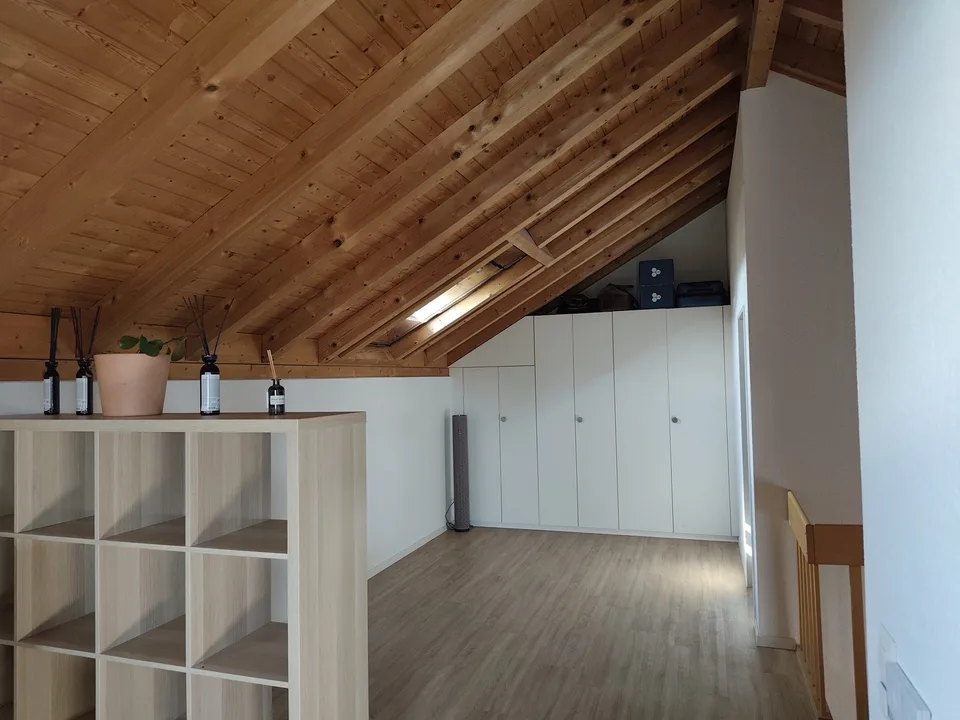 Traumhafte 5.5-Zi-Maisonette (ca. 155 m²) mit Galerie, Sichtgebälk & Cheminée in Märstetten