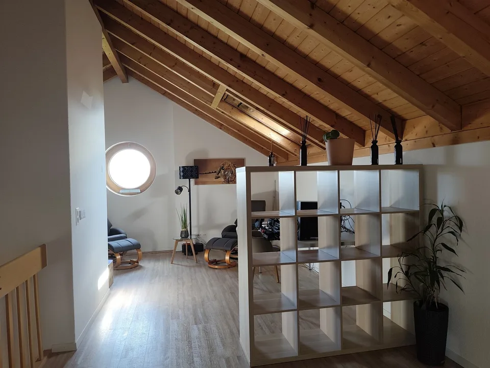 Traumhafte 5.5-Zi-Maisonette (ca. 155 m²) mit Galerie, Sichtgebälk & Cheminée in Märstetten
