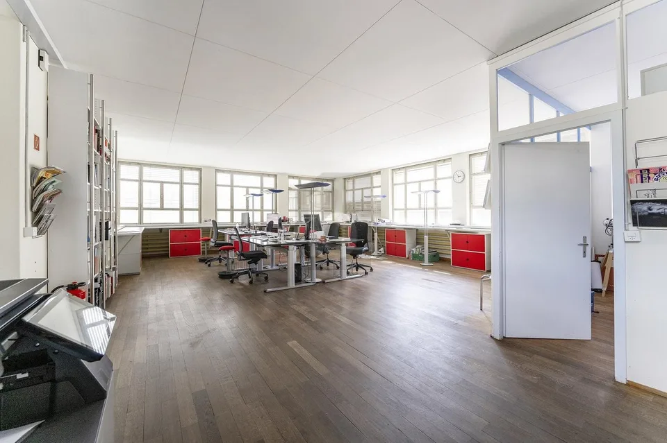 HELLE BÜRORÄUMLICHKEITEN IN KREATIVEM UMFELD
