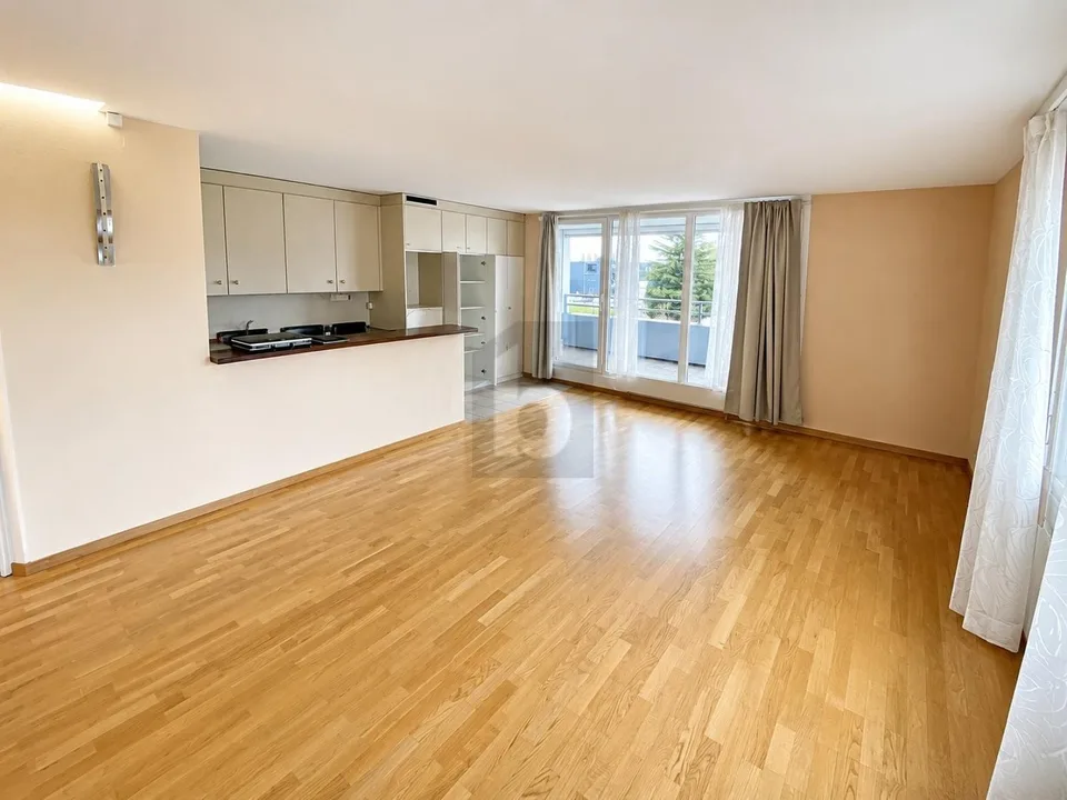 ÉTAGE BUREAUX À 4,39 % BRUT ET 35 PLACES DE PARC
